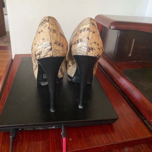 Pelle moda peep toe python leather. 5” heels 1” platform. - Picture 3 of 5